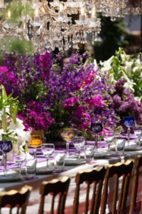 Purple flowers and gold details: A timeless colour palette for elegant weddings in Greece Purple flowers and gold details: A timeless colour palette for elegant weddings in Greece